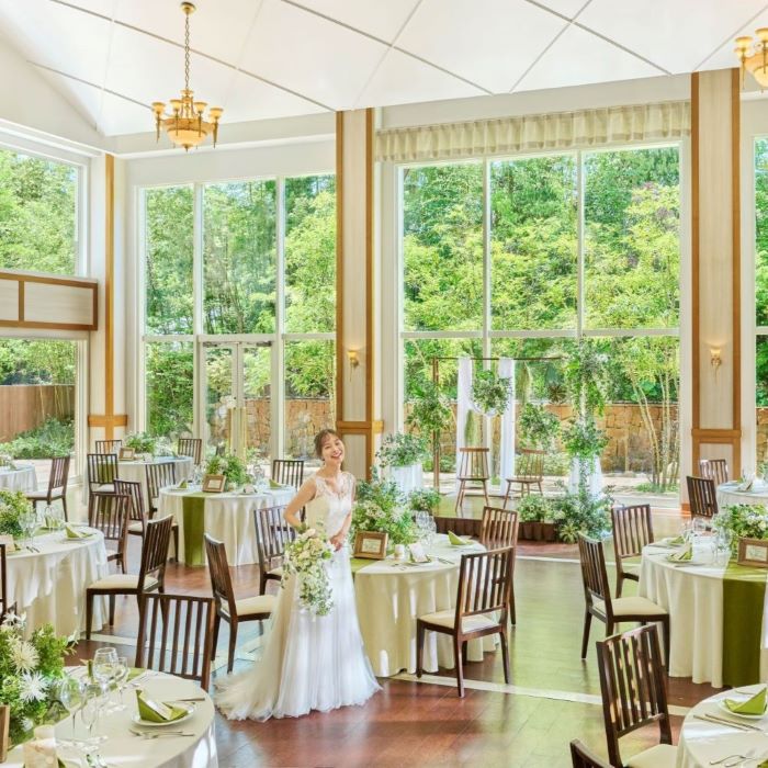 高さ6mの窓から降りそそぐ自然光を活かした落ち着いた色合いでまとめられた空間