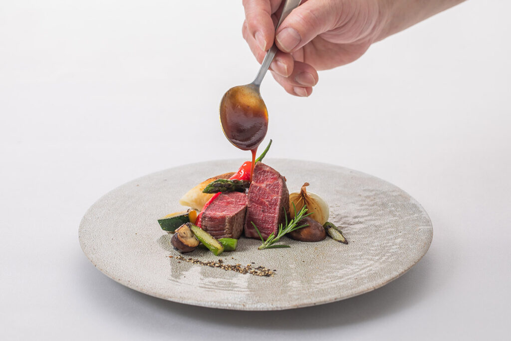 幅広い年齢に喜ばれるフレンチ料理は毎週末開催のブライダルフェアで試食可能。細かなアレルギー対応や、オリジナルのコースの相談もお気軽に。