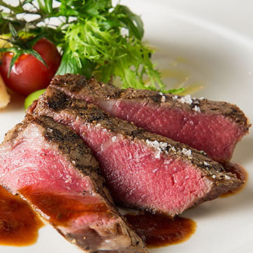 アンティークの落ち着いた大人の風合い豊かな雰囲気で ゲストの五感を絶えず刺激する忘れられないセレモニーを