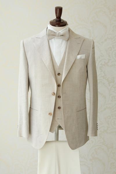 リネン素材を使用したピークドラペルのタキシード