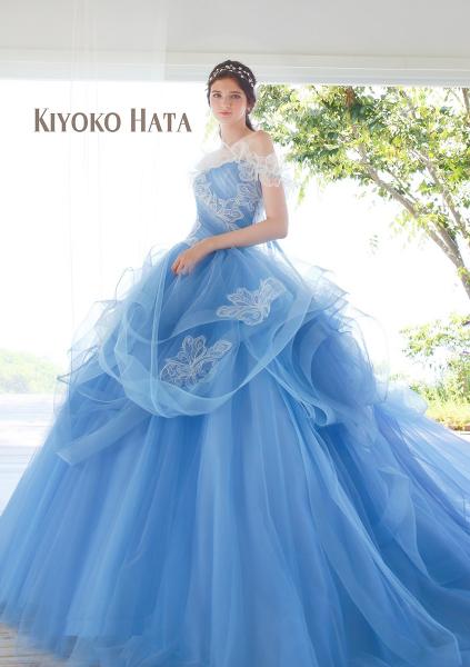 透明感溢れる一着は、スカートの複雑に留めつけたフリルがモード感をプラス