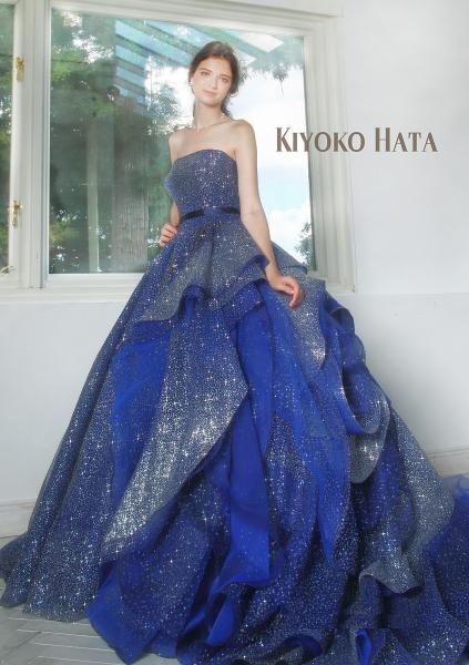 細かいグリッターのグラデーションと動くたびにランダムに動くフリルがが素敵な一着