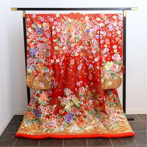 赤地に金彩や百花を刺繍した絢爛豪華な打掛