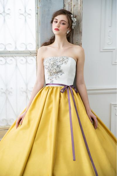 胸元にビージングレースをあしらったシンプルドレス