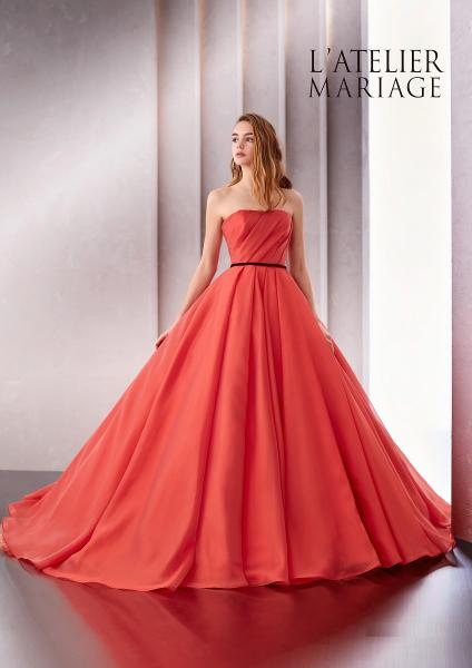 上品な光沢が特徴のイタリア製ガザールオーガンジーをたっぷりと使用したビックボリュームスタイル