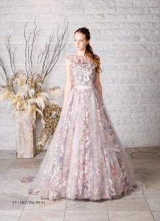 華やかに彩られた刺繍レースの上にオフホワイトのソフトチュールを重ねたニュアンスカラーの1着