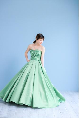 美しいピスタチオグリーンの色味にたっぷりとしたスカートが上品な1着