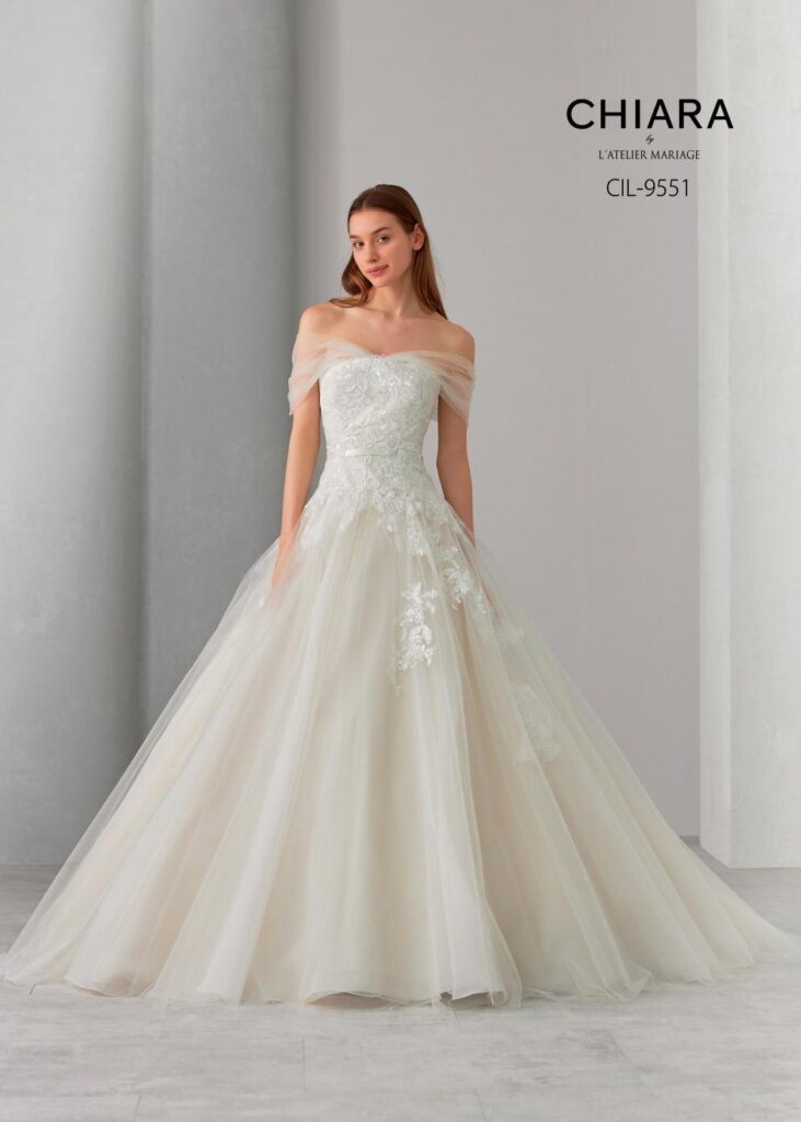 レースの繊細な柄がより美しく映える素敵なドレス