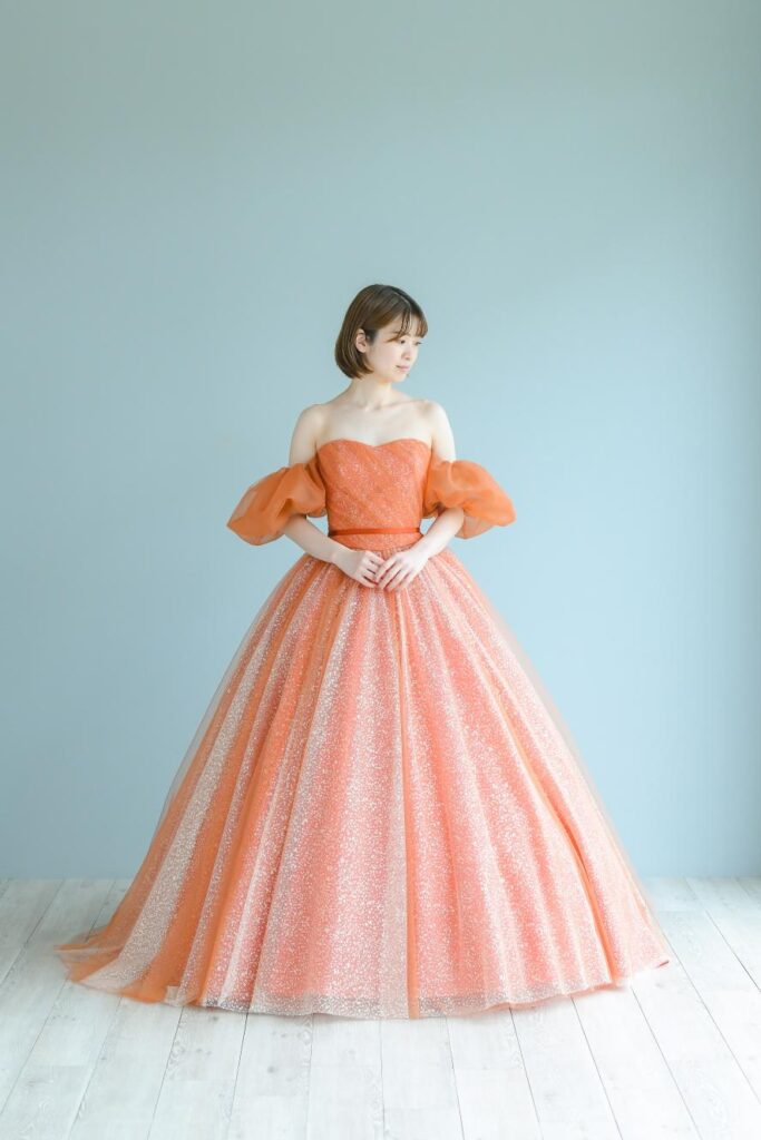 グリッターチュールが華やかなテラコッタカラーのドレス