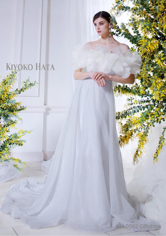 グリッターと柔らかなチュールが混じり合いグリッターがきめ細かく輝く1着