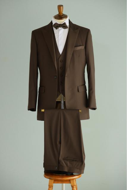深みのあるブラウンのタキシード