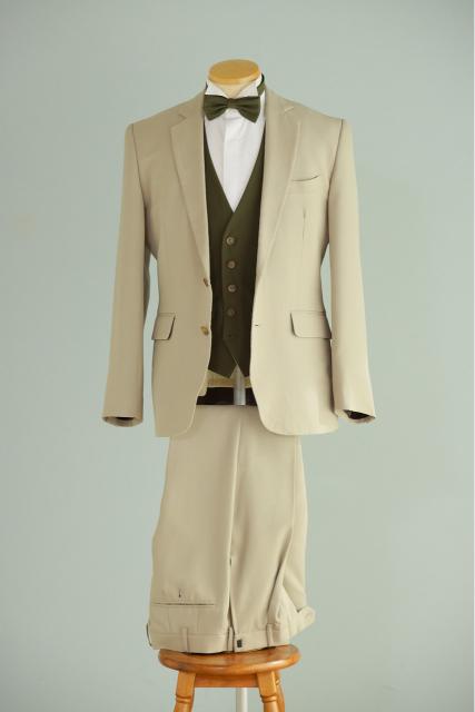 ベージュの爽やかな色味にカーキのベストとタイがポイントの1着