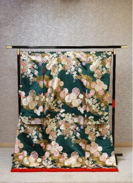 亀甲と七宝の文様に花と家紋調のお花を組み合わせて古き良き織物の雰囲気を意識して配色した色打掛