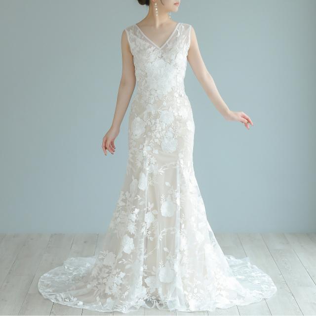 スレンダーラインが美しいドレス