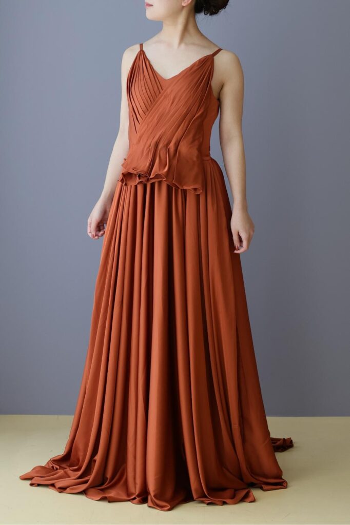 テラコッタカラーのスレンダードレス