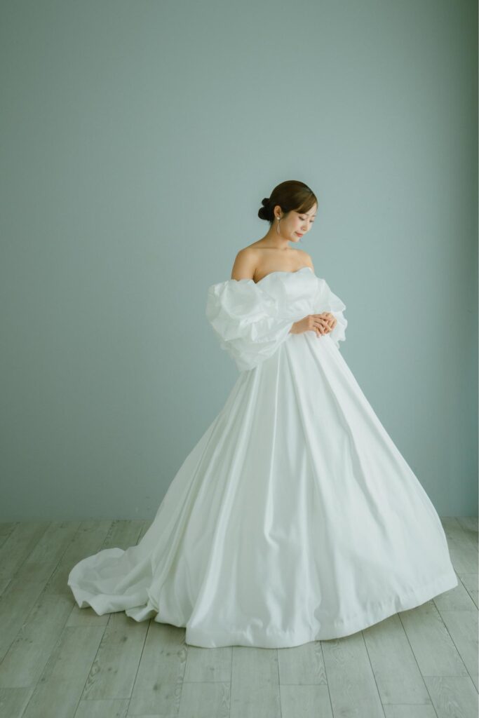 サテンホワイトのボリュームドレス