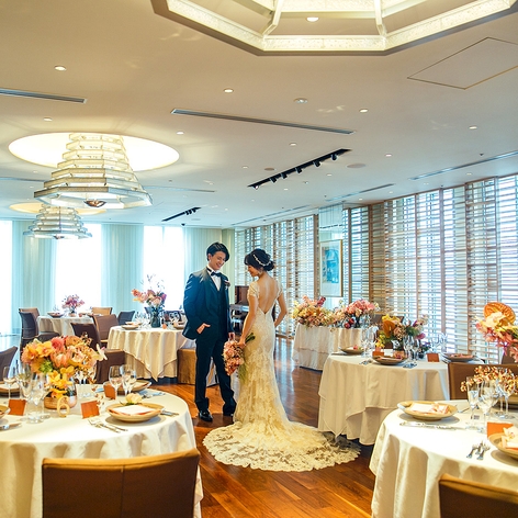 爽やかなグリーンな装花も映えるパーティーサロン