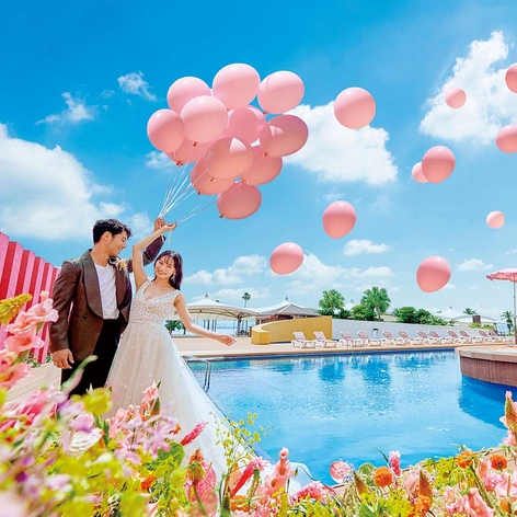 3面ガラス張りの開放感溢れる会場や季節の花が彩るガーデンを併設したナチュラルな空間