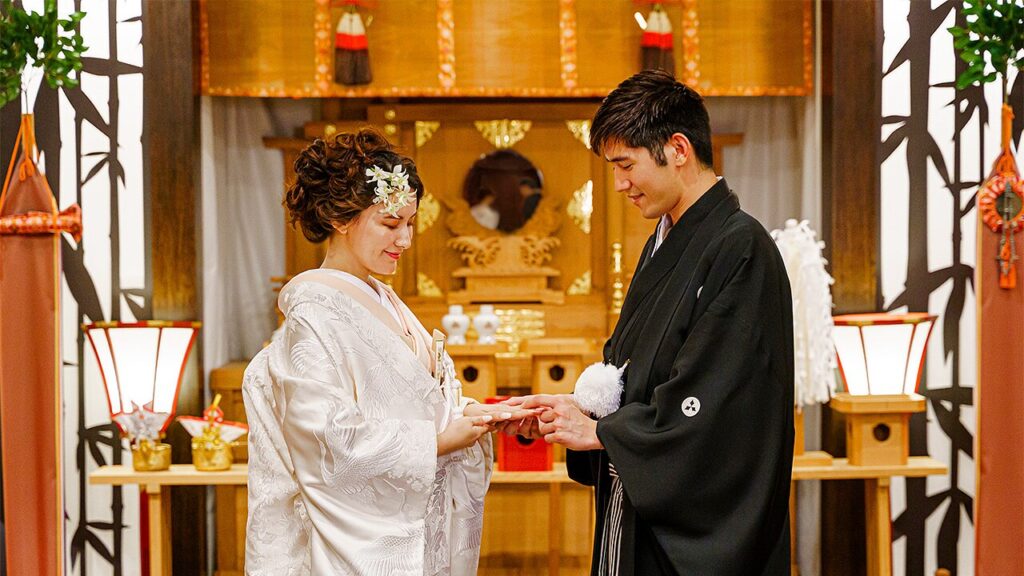 モダンな館内神殿での神前式