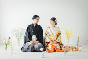 洗練されたスタジオで残すカラードレスでのフォトウエディング