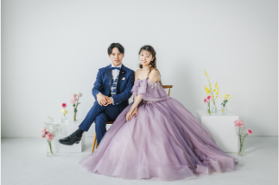 シンプルな背景で残すカラードレスでのフォトウエディング