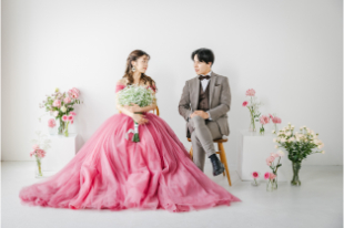 洗練されたスタジオで残すカラードレスでのフォトウエディング