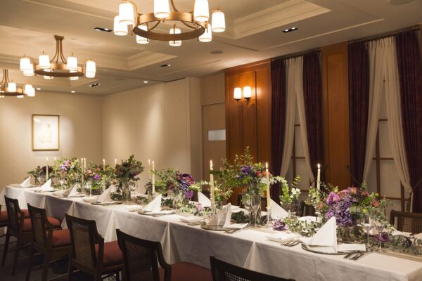 創業当時より使用している椅子・テーブル・装飾品も備え、重厚な造りを再現