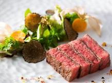 美味しいお料理がパーティーシーンに花を添える