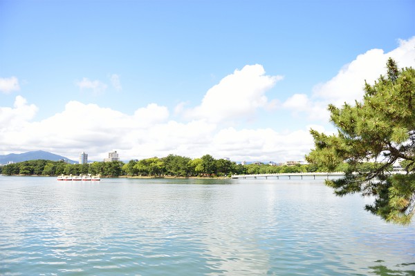 大濠公園内に静かに佇むレストラン