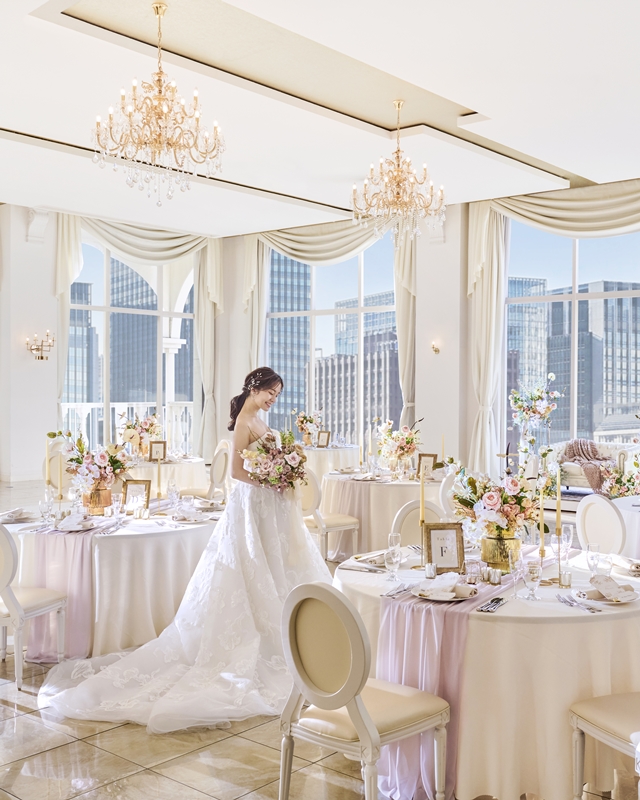 サファイアの輝きをイメージした「AZZURRO(アッズーロ)」。白を基調にした空間に自然光があふれる、明るく華やかなバンケットです。