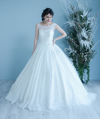 すっきりとしたハートカットのビスチェとグリッターボレロの2WAYドレスです